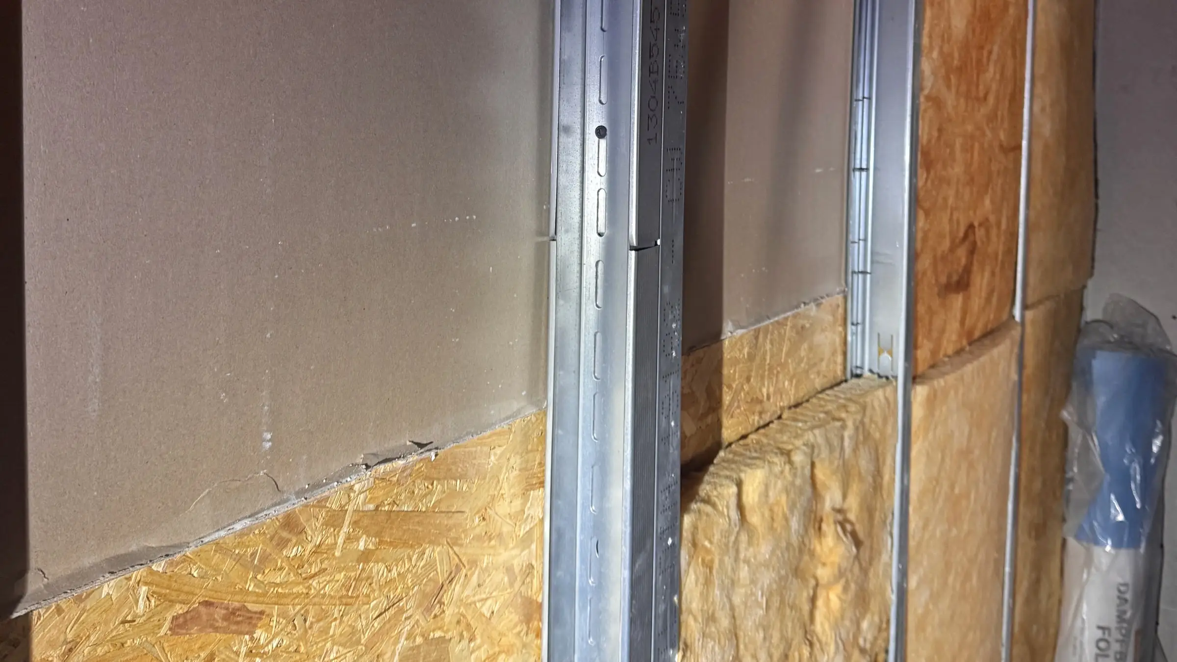 Detail Trockenbau: Metallprofil, Gipsplatten, OSB-Platten und Dämmung