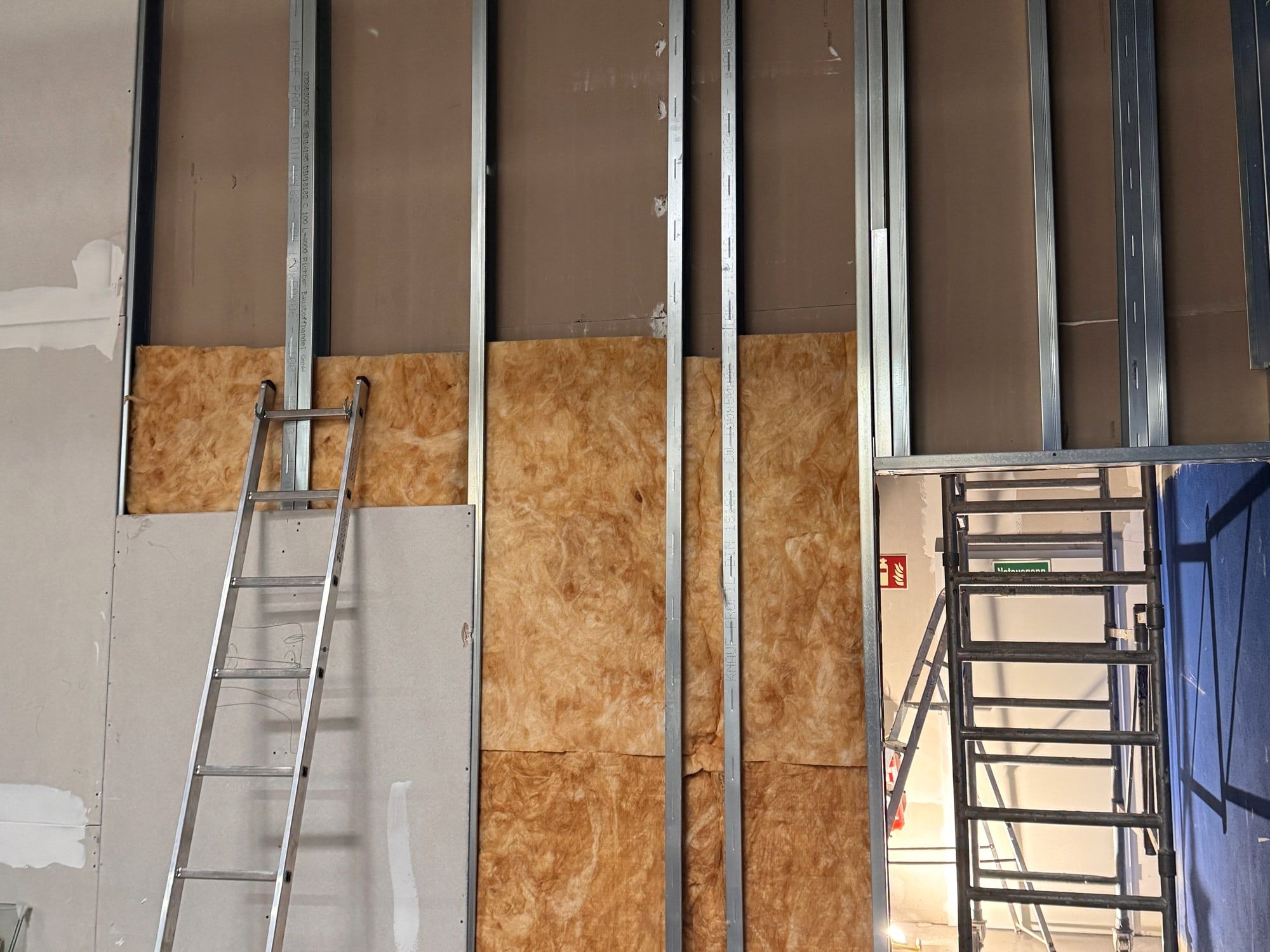 Metallständerwerk mit Dämmung für neue Trockenbauwände in einem Gewerbeobjekt