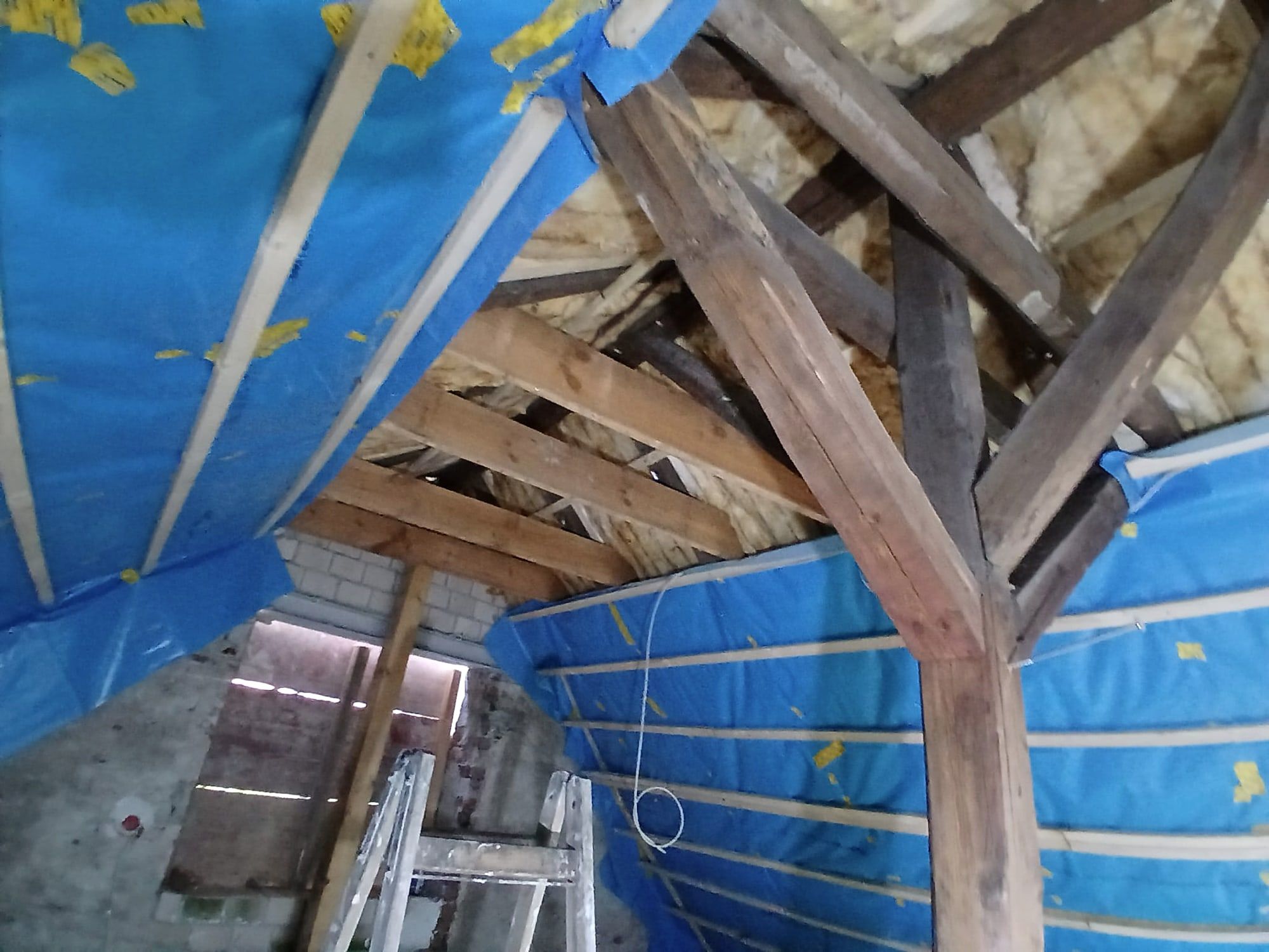 Dachgeschoss im Altbau in Haan mit offenem Dachstuhl während der Sanierung