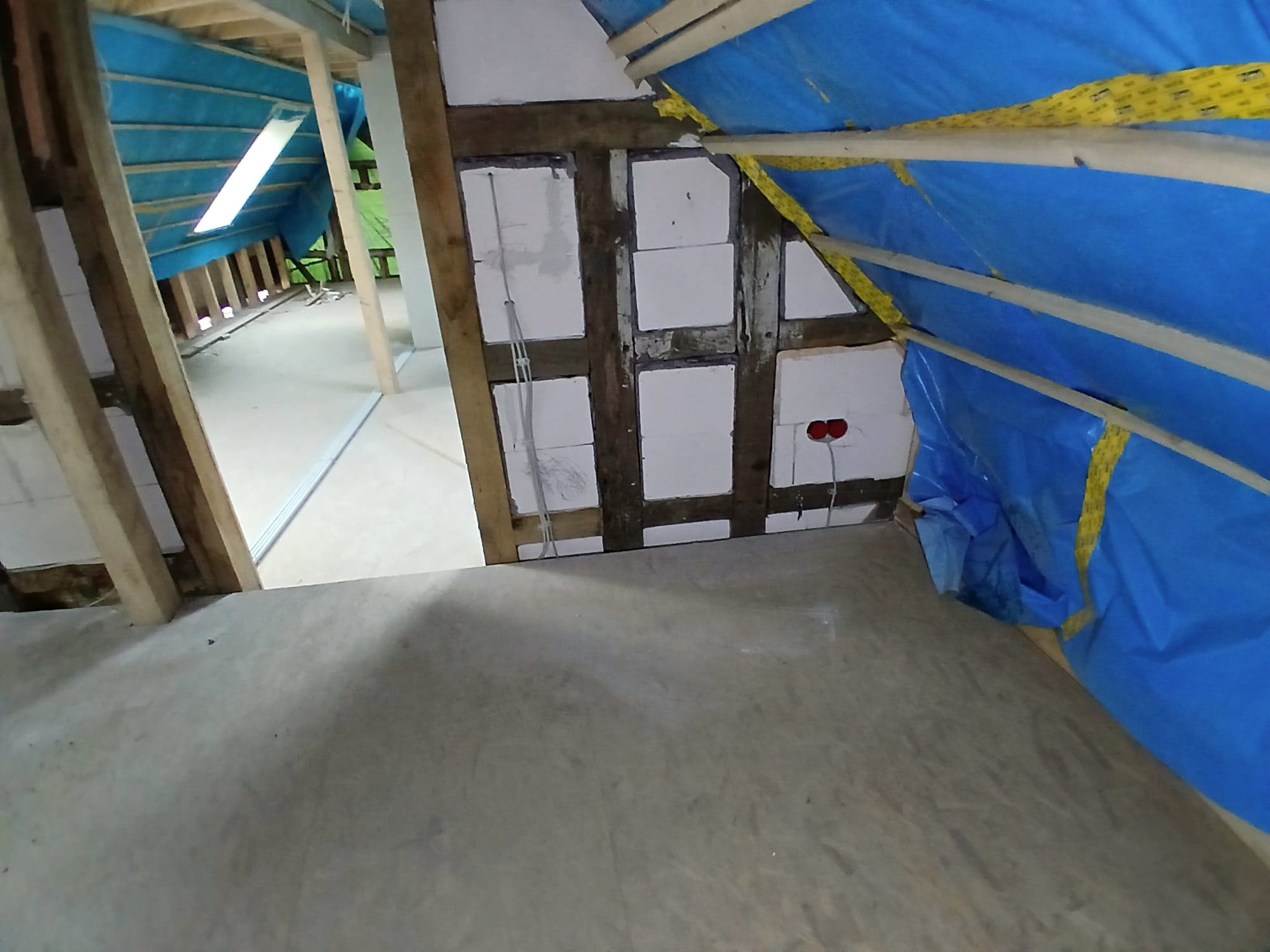Altbau in Haan während der Kernsanierung: freigelegtes Fachwerk im Dachgeschoss
