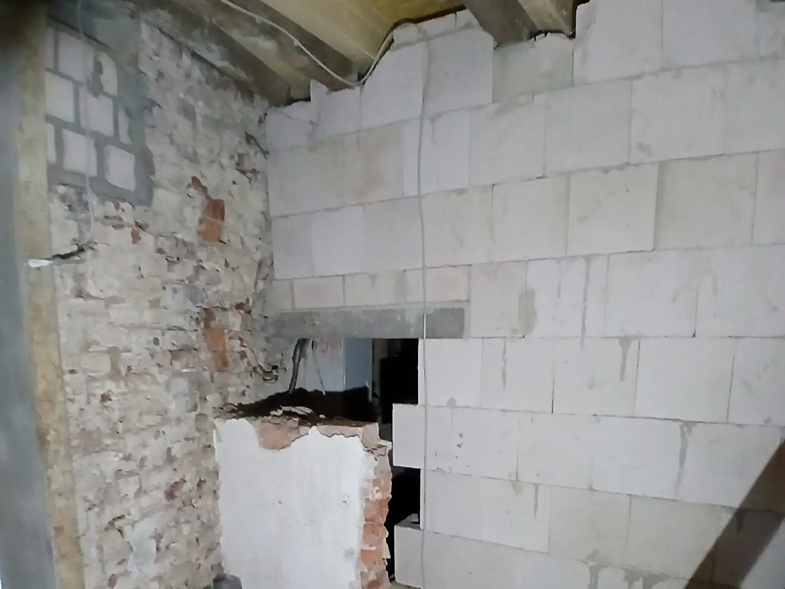 Freigelegtes Ziegelmauerwerk neben neuem Mauerwerk im Altbau in Haan