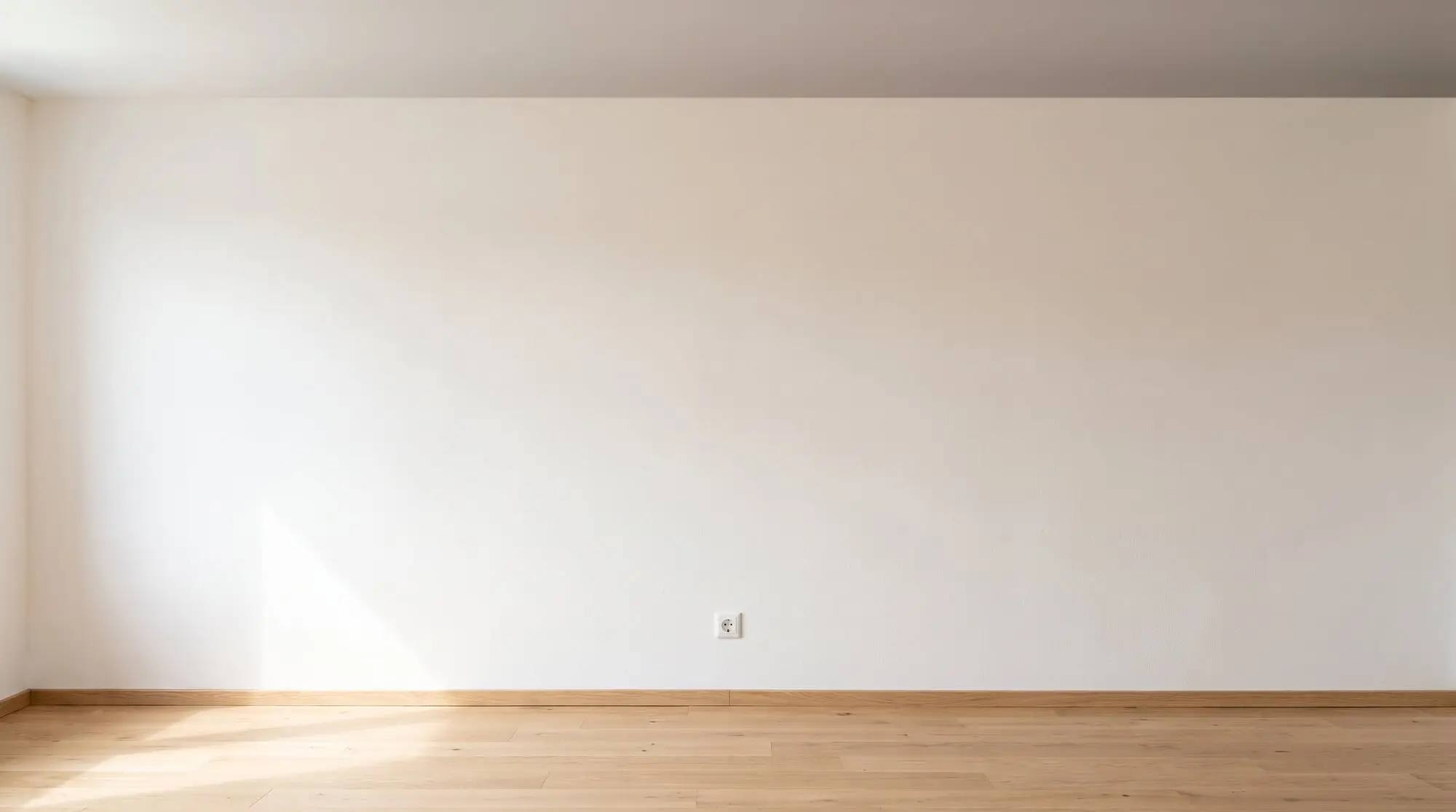 KI-Bild: Dieselbe Wand fertig gestrichen, mit neuer Steckdose und hellem Holzboden